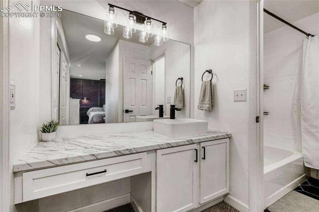 Image 15 of 35: Bathroom