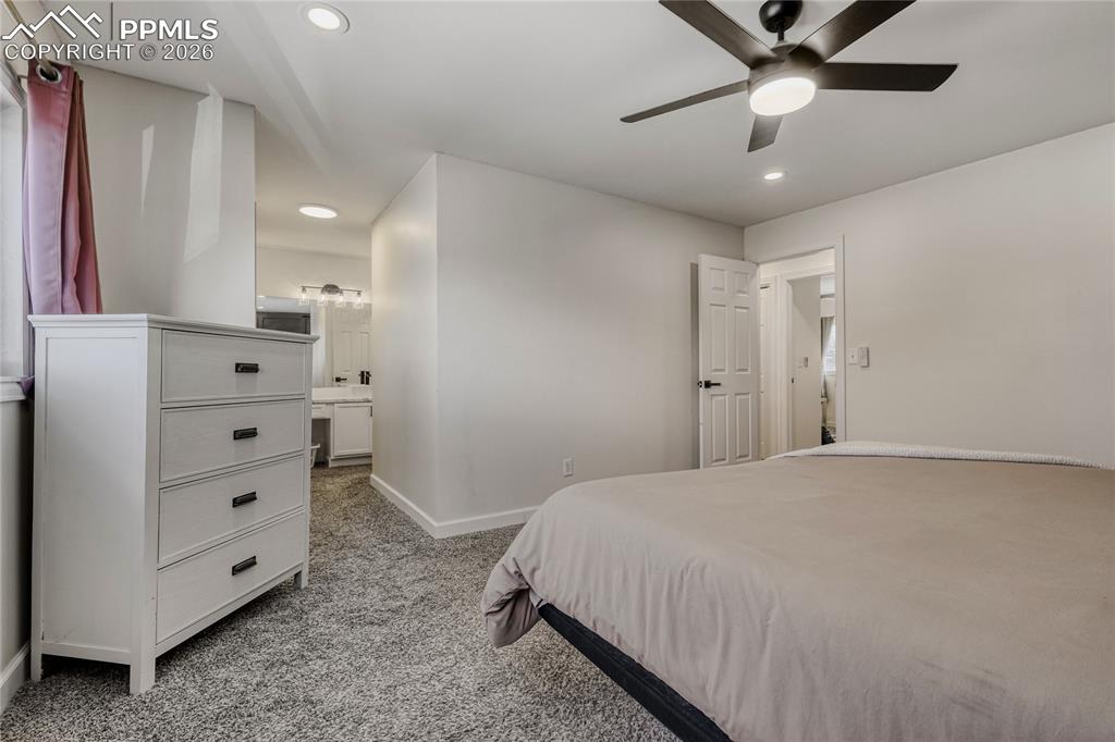 Image 18 of 35: Bedroom