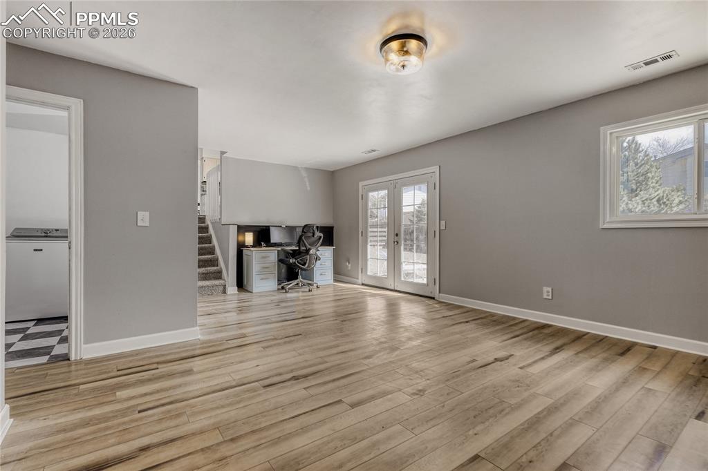 Image 21 of 35: Living Room