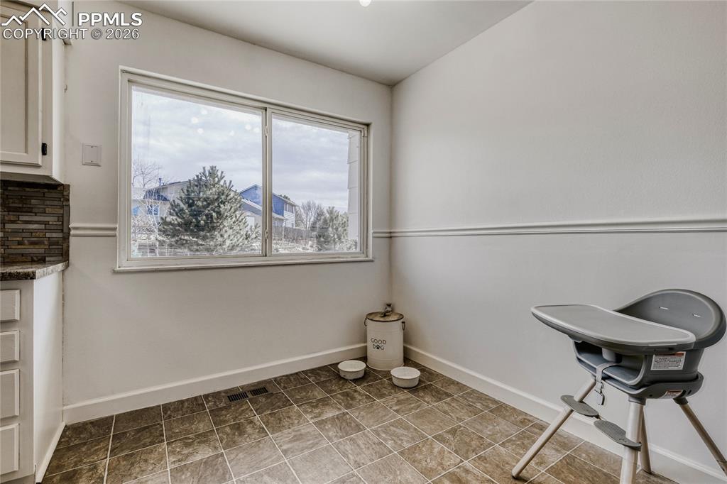 Image 25 of 35: Dining Area