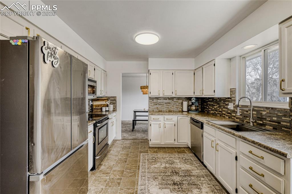 Image 7 of 35: Kitchen