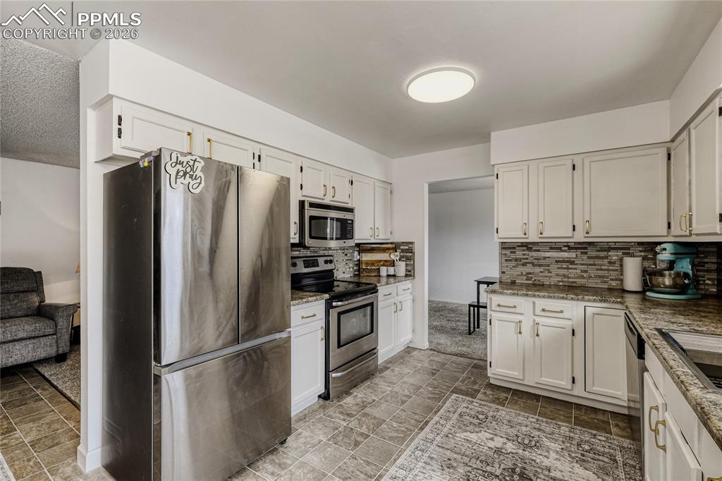 Image 9 of 35: Kitchen