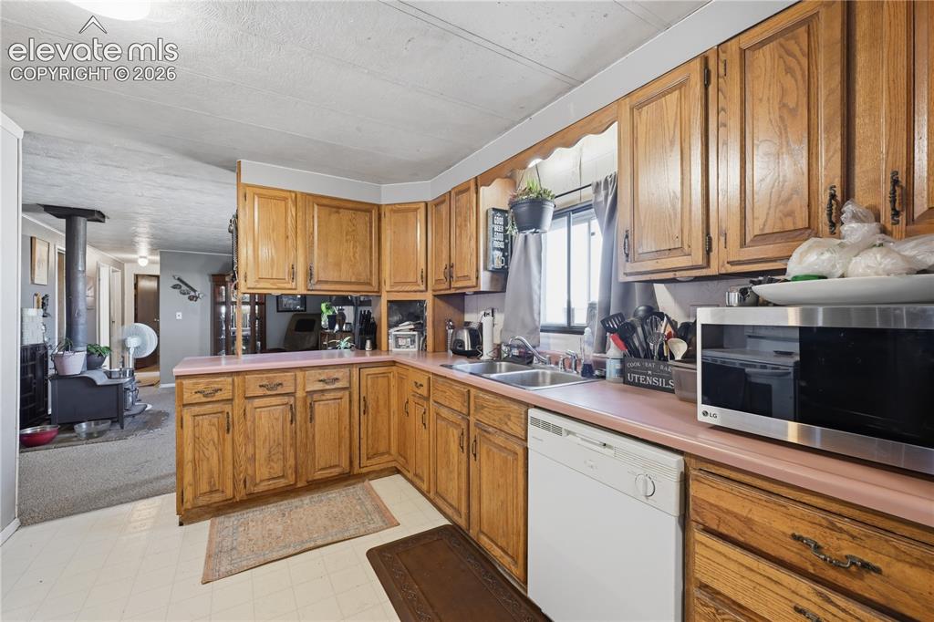 Image 20 of 28: Kitchen