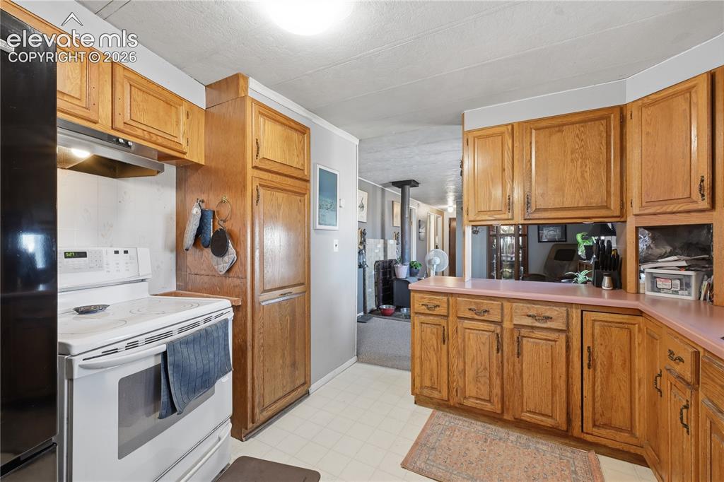 Image 21 of 28: Kitchen