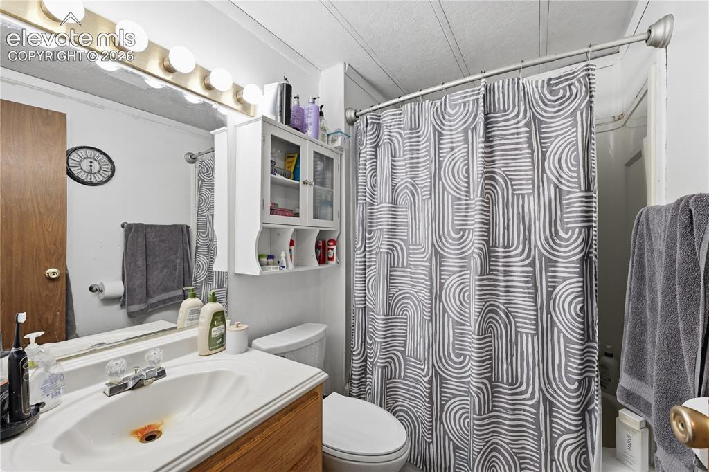 Image 26 of 28: Bathroom