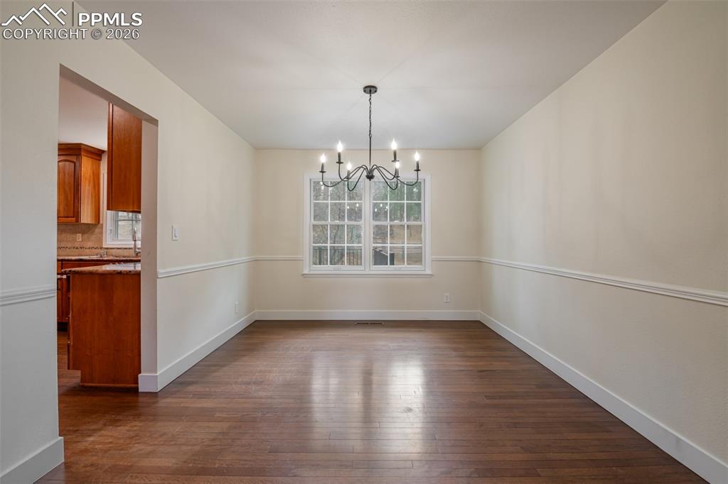 Image 12 of 35: Dining Area