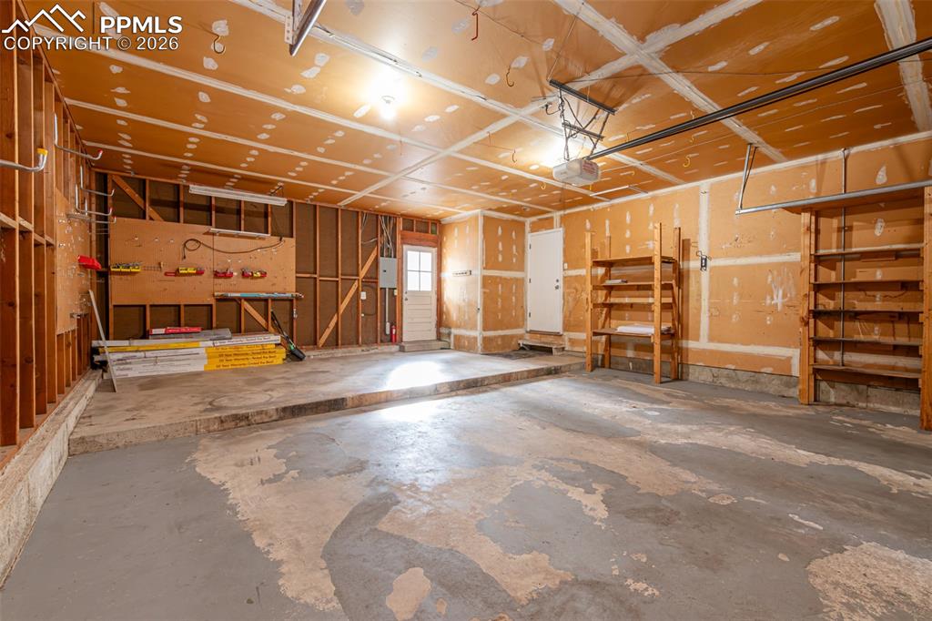 Image 28 of 35: Oversized Garage 