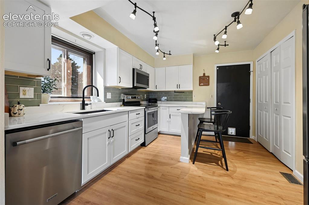 Image 14 of 48: Kitchen