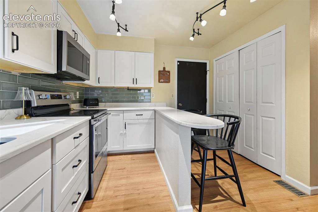 Image 15 of 48: Kitchen