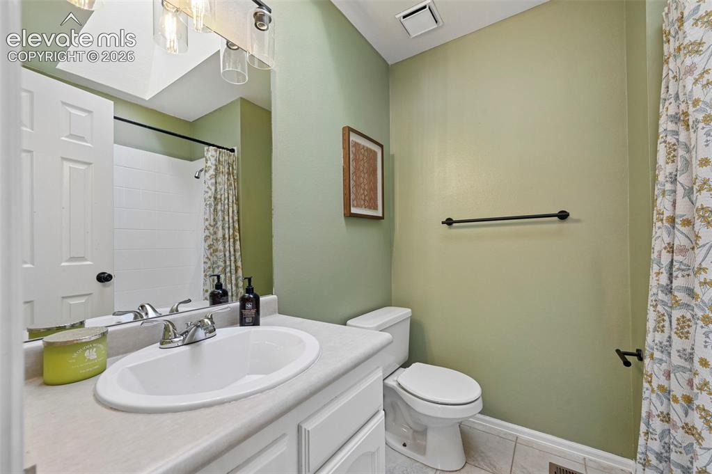 Image 34 of 48: Upstairs bathroom
