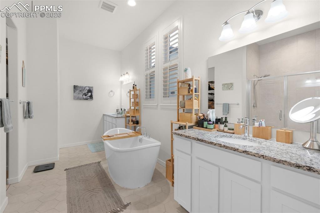 Image 15 of 32: Bathroom