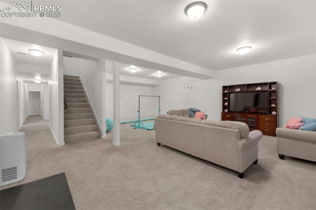 Image 19 of 32: Living Room