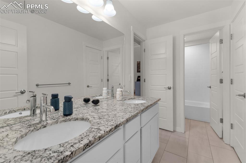 Image 22 of 32: Bathroom