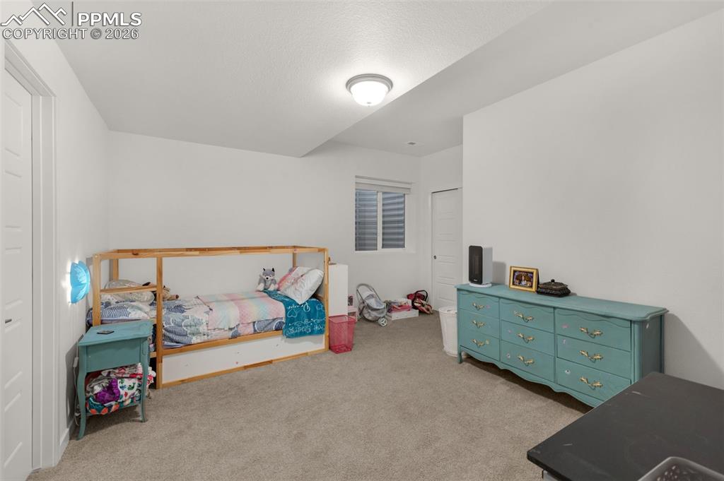 Image 23 of 32: Bedroom