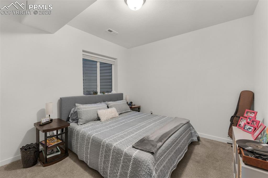 Image 24 of 32: Bedroom