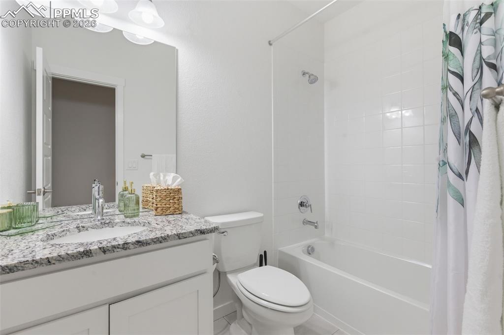 Image 25 of 32: Bathroom