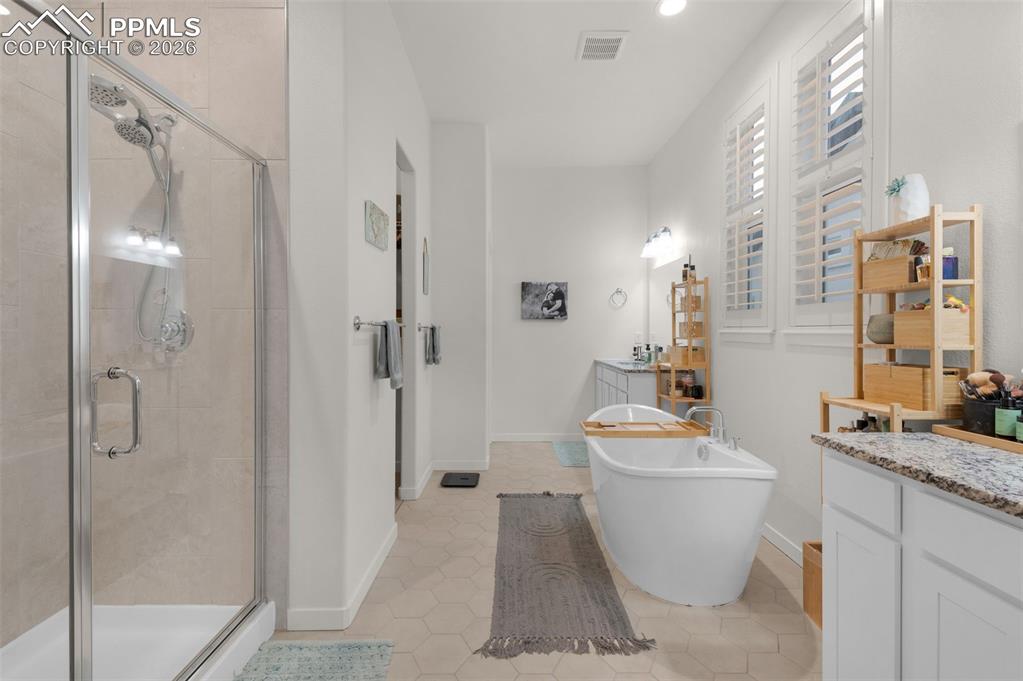 Image 6 of 32: Bathroom