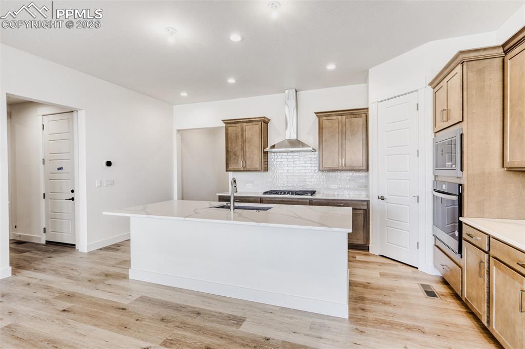 Image 10 of 28: Kitchen