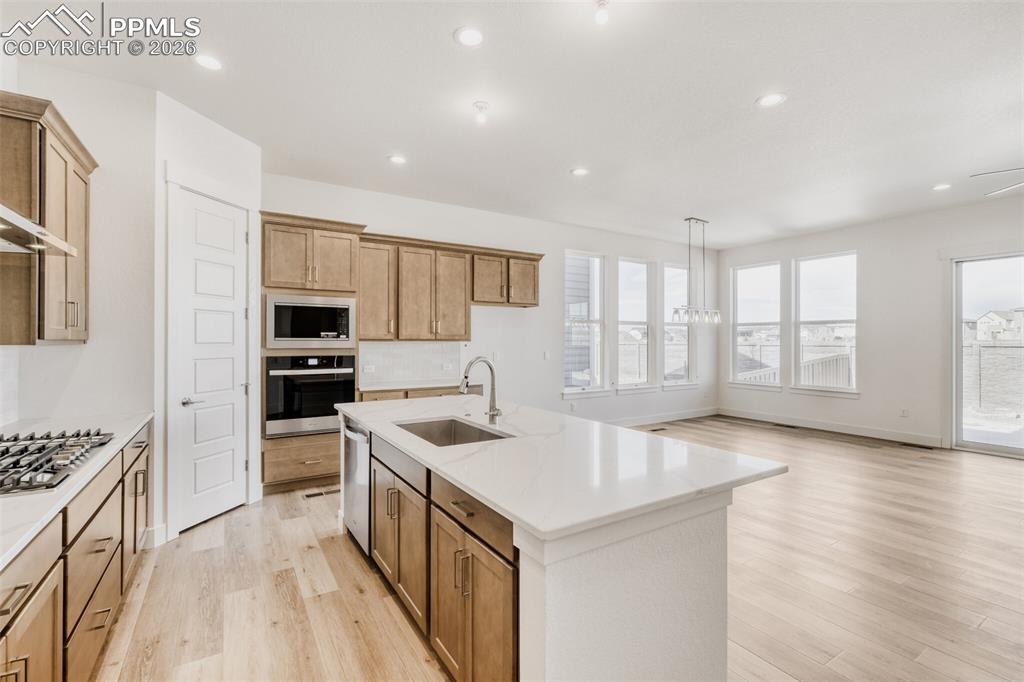 Image 11 of 28: Kitchen