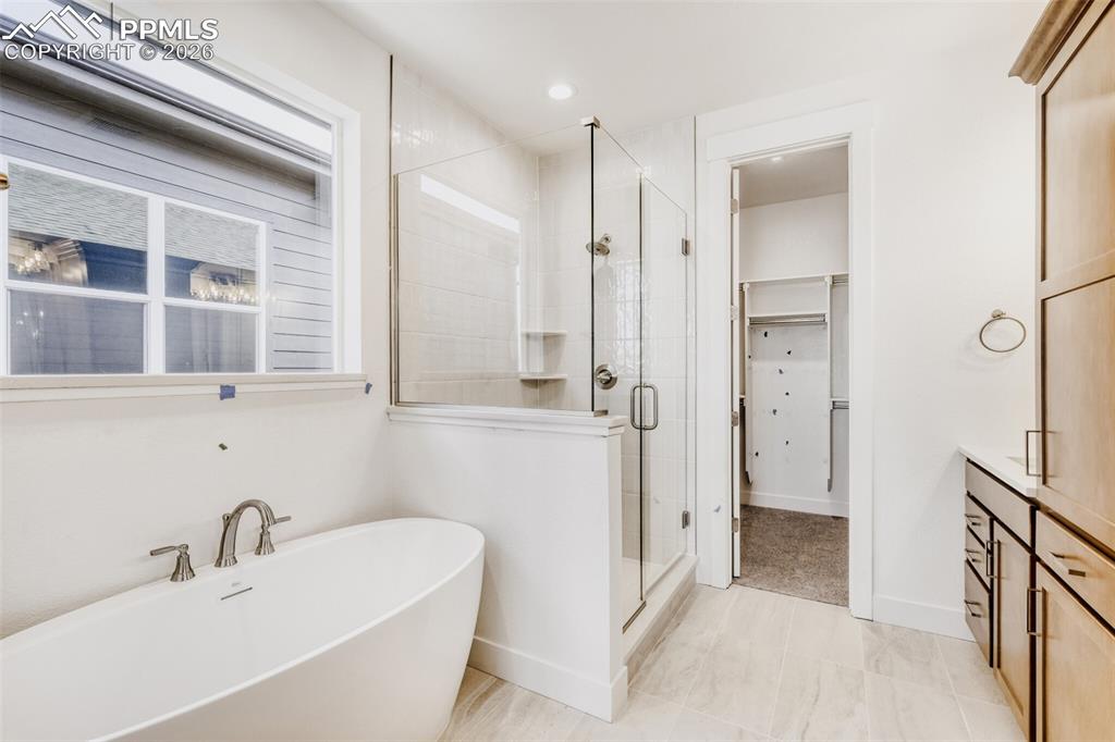 Image 18 of 28: Bathroom