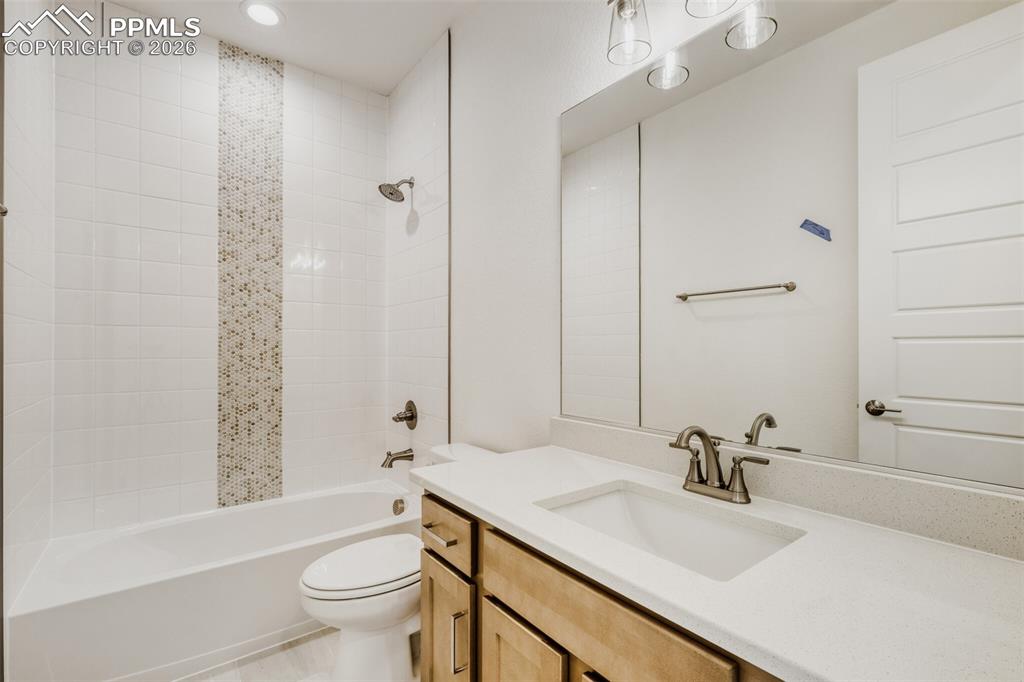 Image 23 of 28: Bathroom