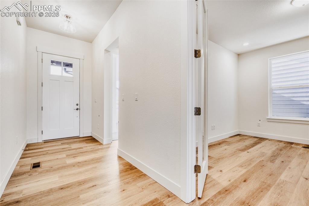 Image 4 of 28: Entry