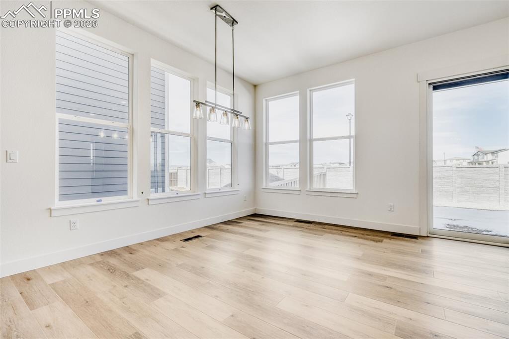 Image 7 of 28: Dining Area