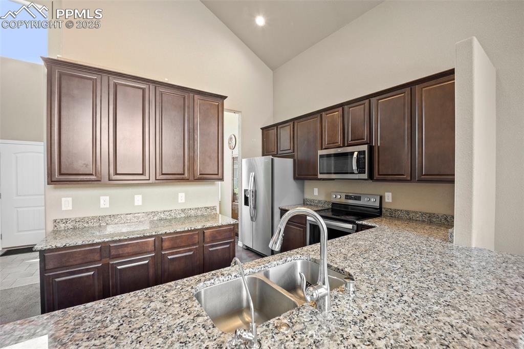 Image 10 of 30: Kitchen