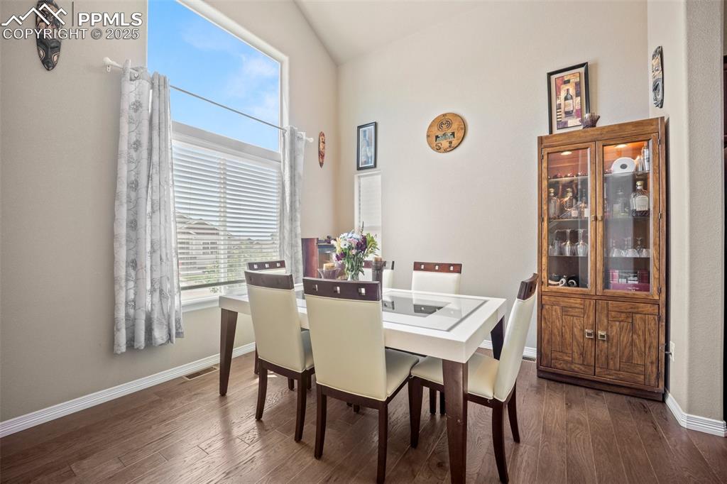 Image 11 of 30: Dining Area