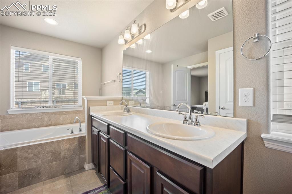 Image 14 of 30: Bathroom