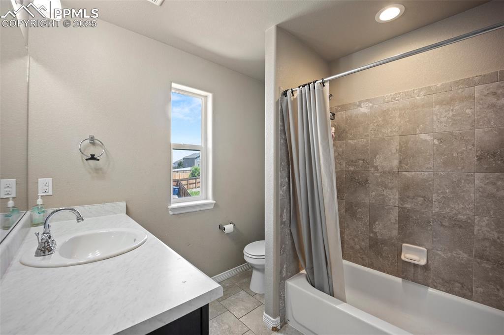 Image 18 of 30: Bathroom