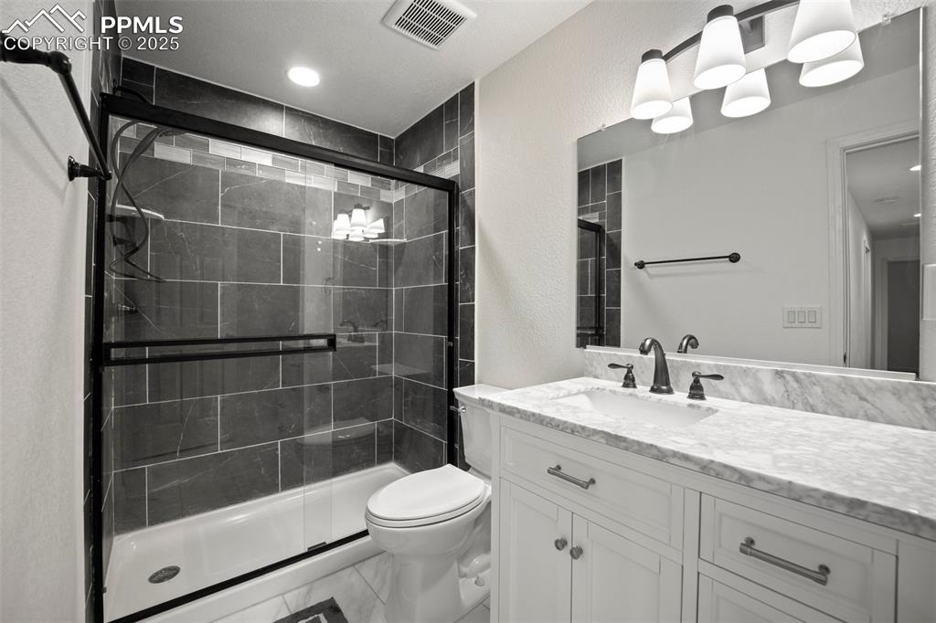 Image 23 of 30: Bathroom