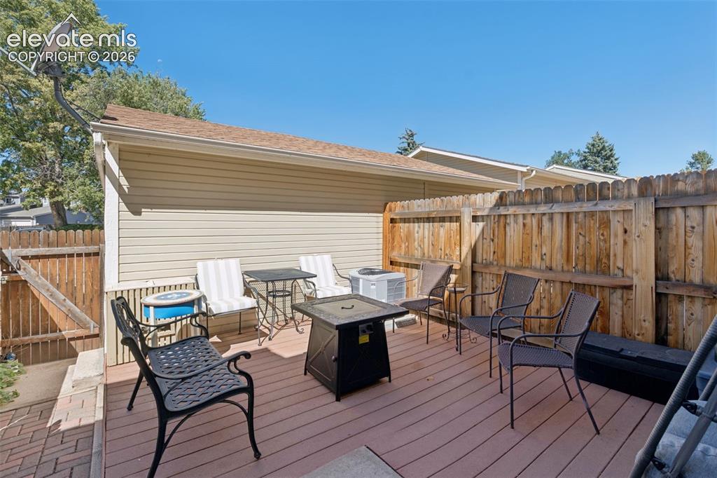 Image 21 of 28: Deck