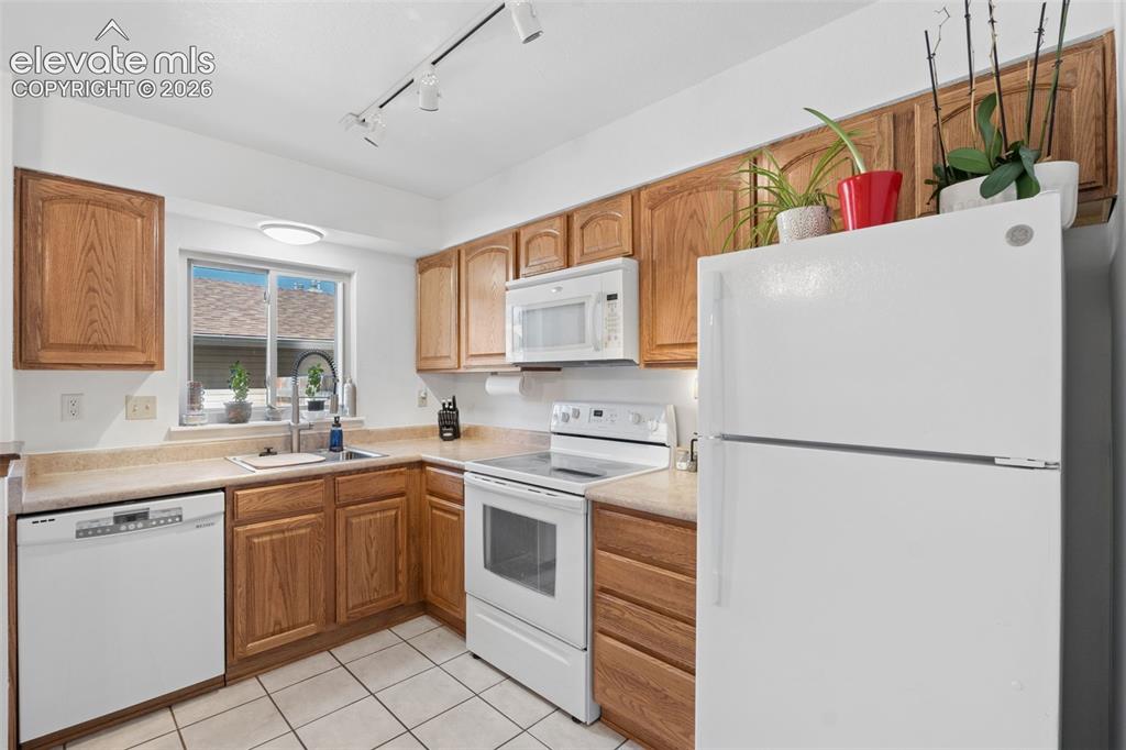 Image 7 of 28: Kitchen