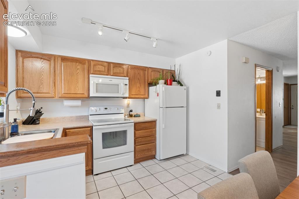 Image 8 of 28: Kitchen