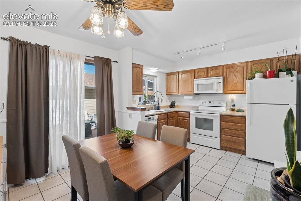 Image 9 of 28: Kitchen