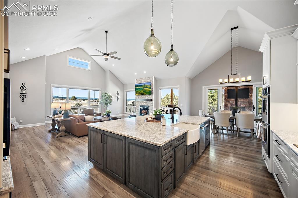 Image 14 of 50: Kitchen