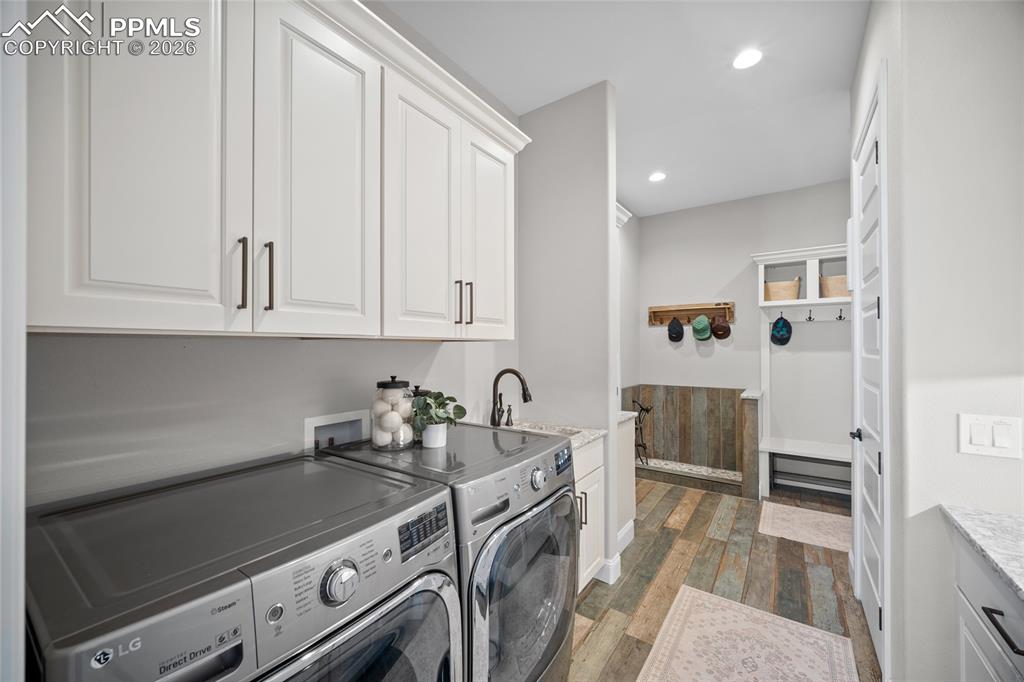 Image 20 of 50: Laundry