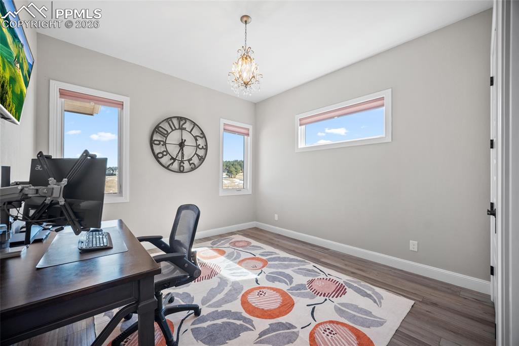 Image 21 of 50: Office