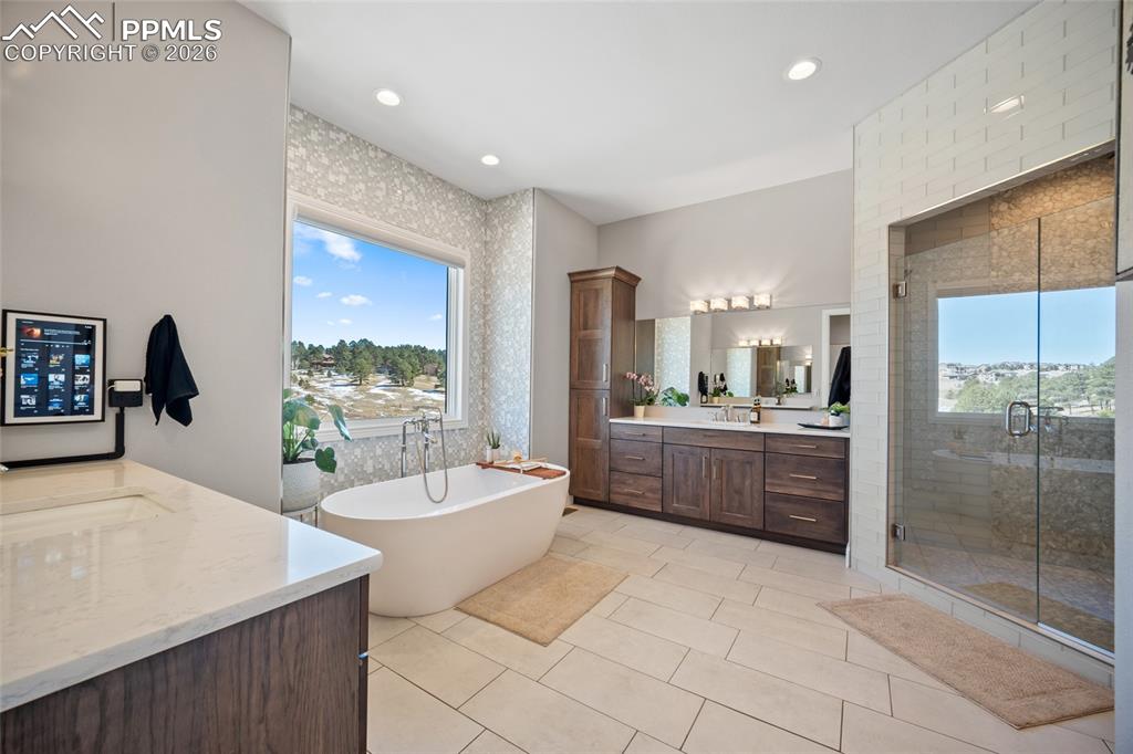 Image 27 of 50: Bathroom