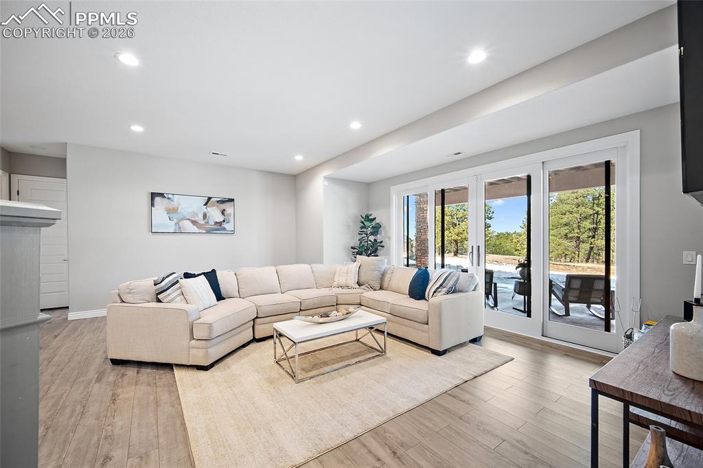 Image 42 of 50: Living Room