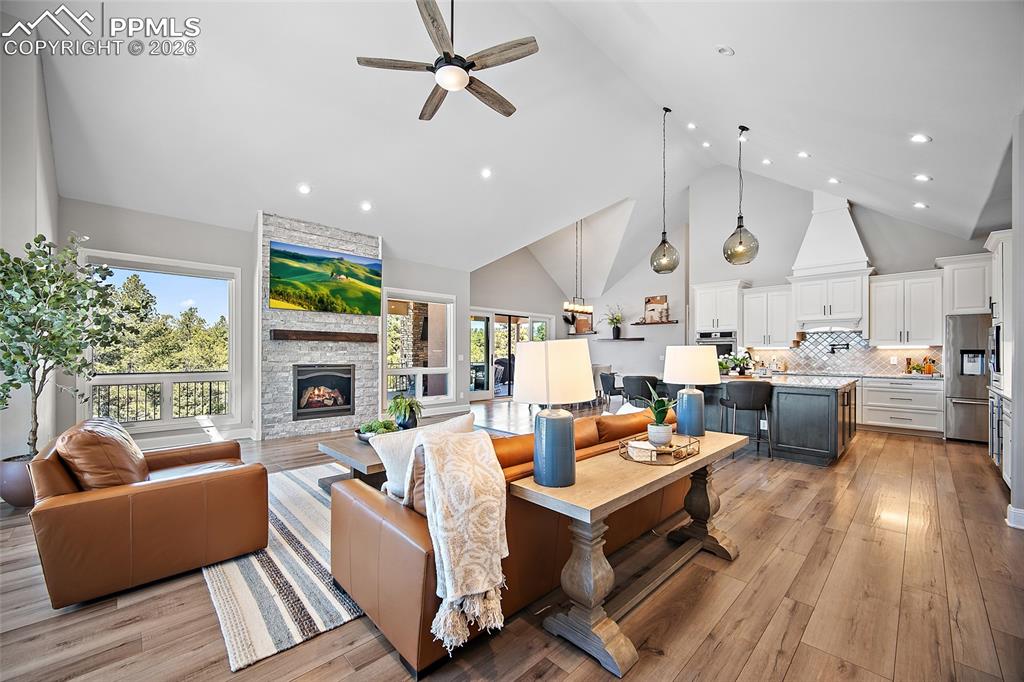 Image 8 of 50: Living Room