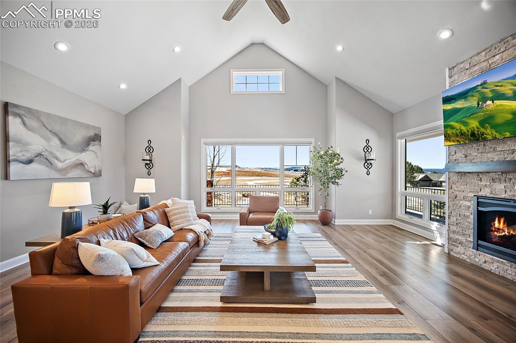 Image 9 of 50: Living Room