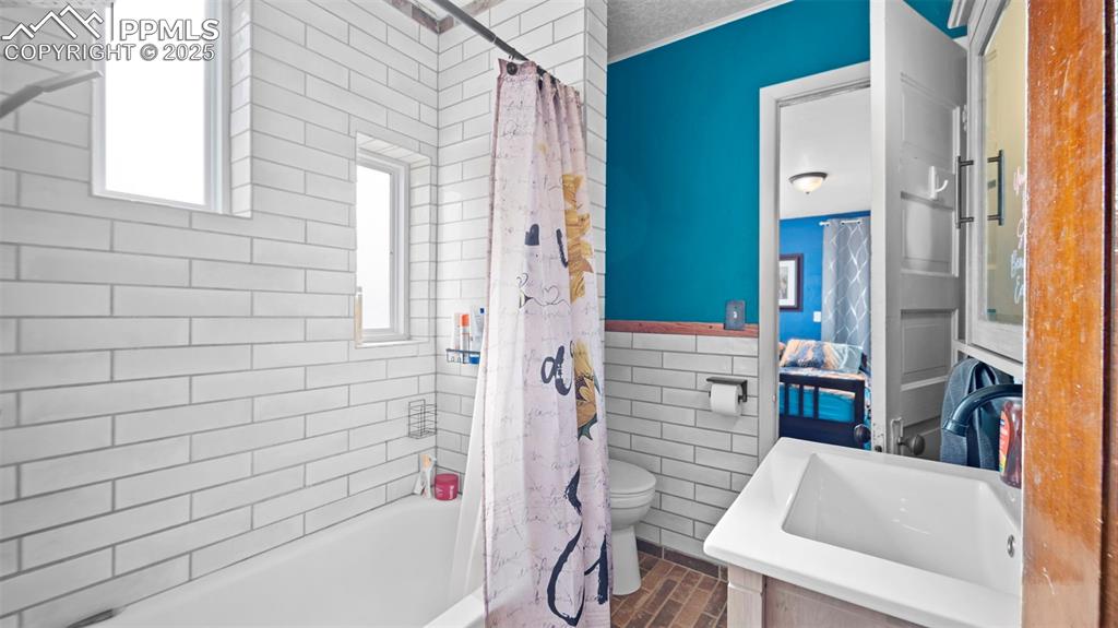 Image 10 of 50: Bathroom