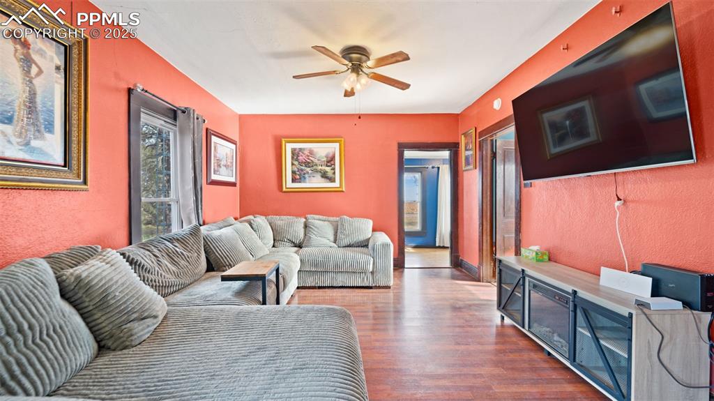 Image 11 of 50: Living Room