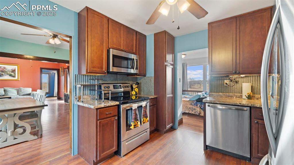 Image 15 of 50: Kitchen