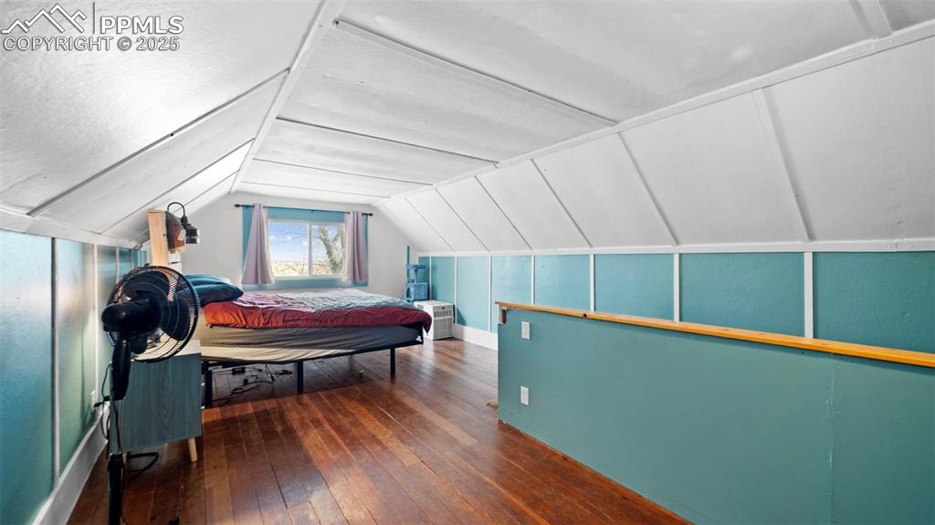 Image 18 of 50: Bedroom