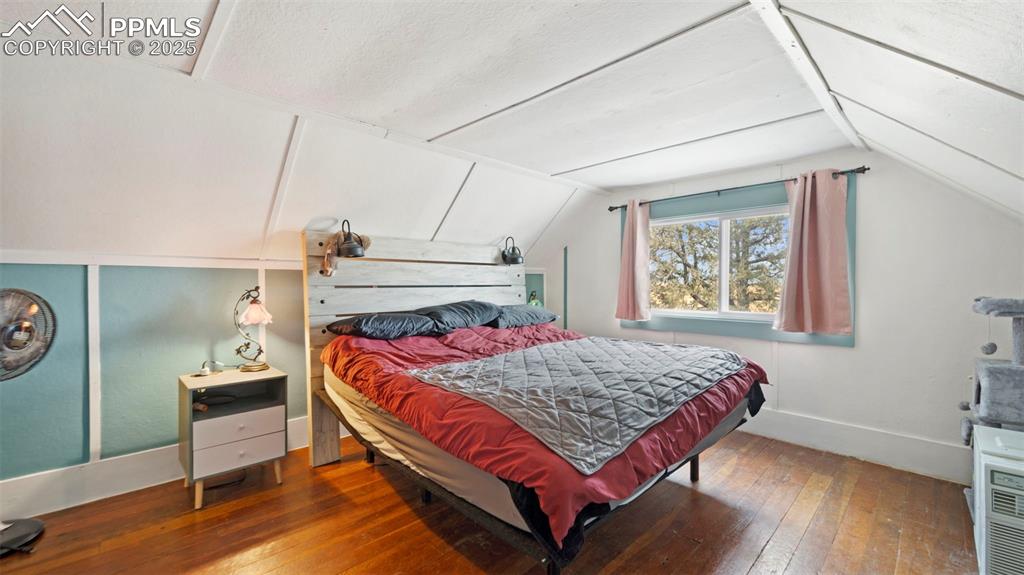 Image 19 of 50: Bedroom