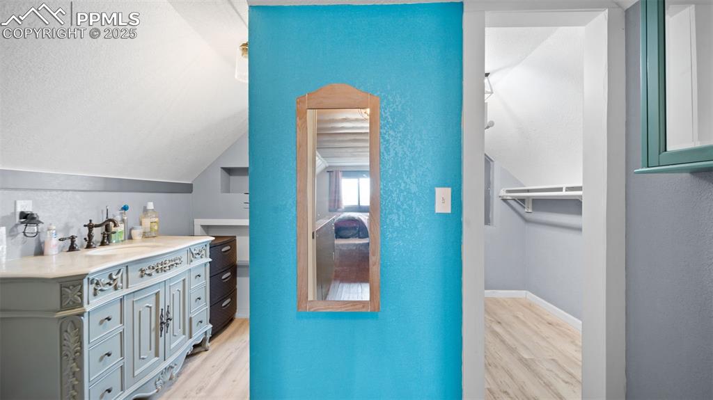 Image 21 of 50: Bathroom