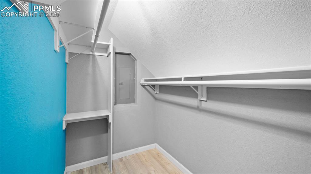 Image 22 of 50: Closet